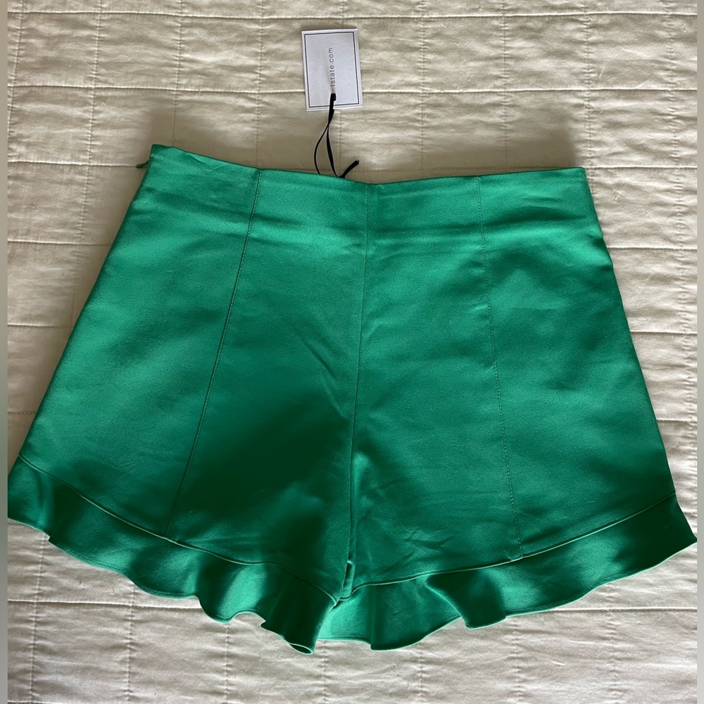 Kelly green size 6 side zip ruffle bottom shorts. Never worn.